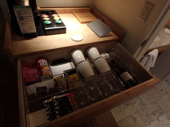 バーカウンター<br />コーヒーメーカーは三種類の豆×３コ<br />カップやグラス綺麗に揃ってます<br />この下に冷蔵庫