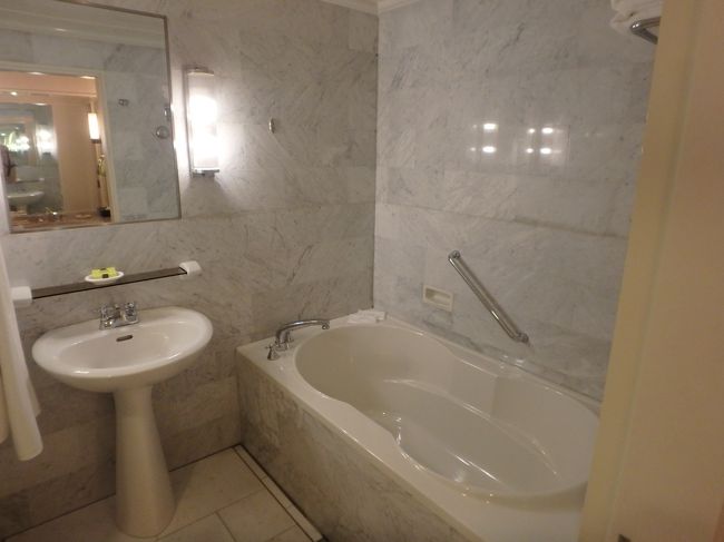 広ーいバスタブ<br />ここの洗面台はシュノーケルマスクとか洗って置いとくのに便利でした(^^)