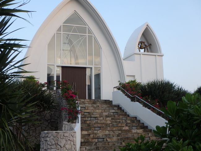 コーラルウイング側からお庭をてくてく<br />チャペルがあって〜<br />プールがあって〜<br />メインロビー棟につながっています