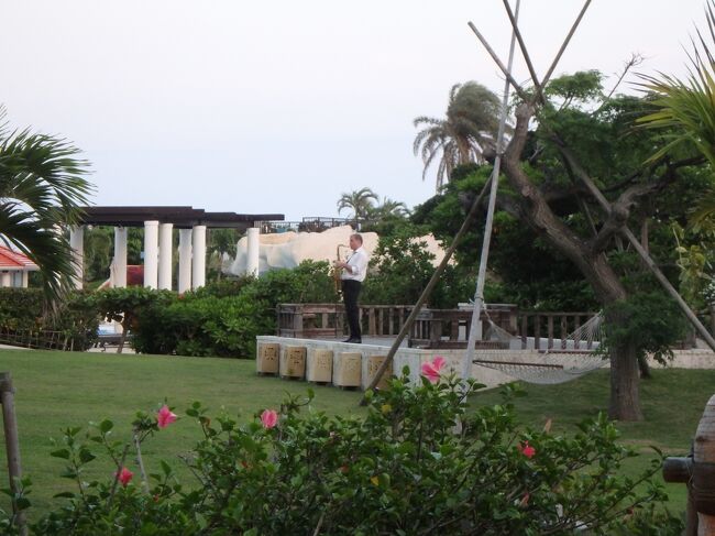 ロビーから見える広いお庭では今夜　サックスライブ中～<br />良い雰囲気、素敵～～