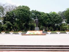 綺麗に整備された公園に立派な銅像。