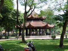 文廟横の公園に着きました、ここは昼休みはありません。