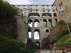 城の中庭をつなぐプラーシュティ橋（Most Na Plasti）は下から見上げると壮観です。