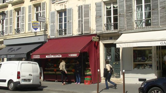 ほとんどのお店が閉まっています<br /><br />この果物屋さんの上の窓がいいな〜<br />いわゆるフランス窓