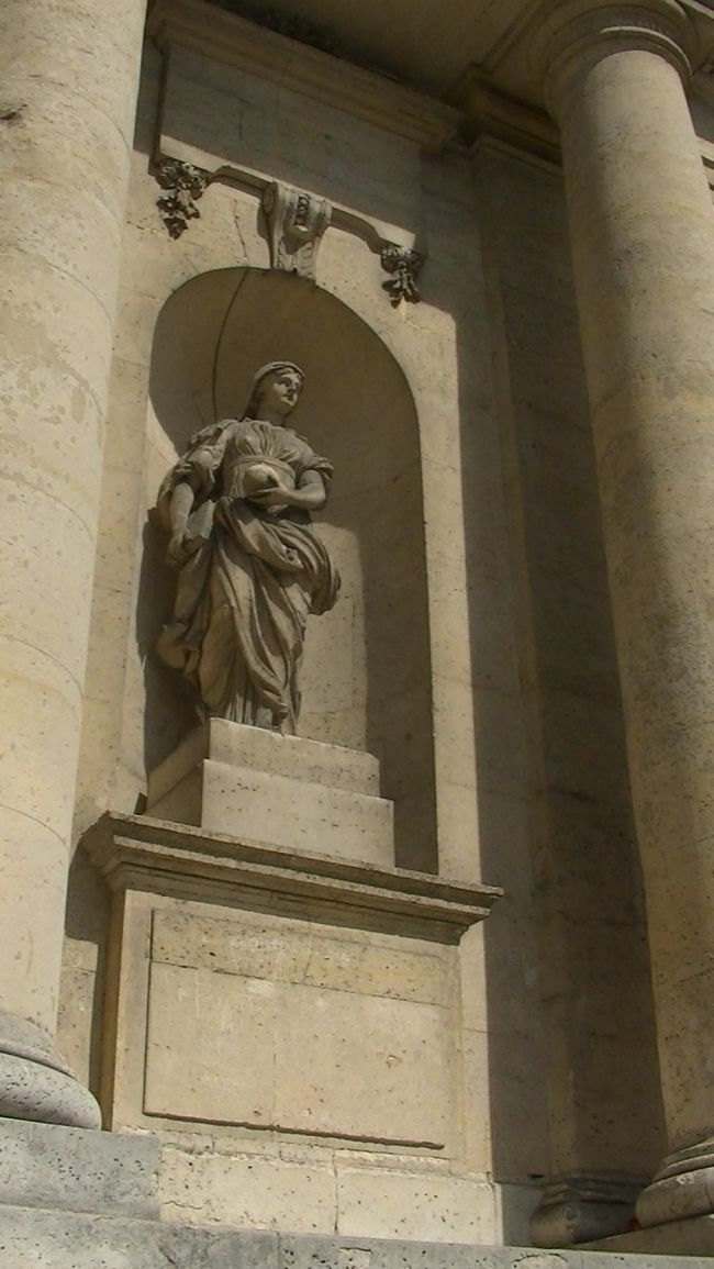 宮殿内にチャペルがある為<br />王族がこの教会に来る事はあまり<br />なかったとか・・