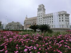 ３０分ほど空港バスに乗り、まだ明るいうちにカタルーニャ広場に到着することができました。