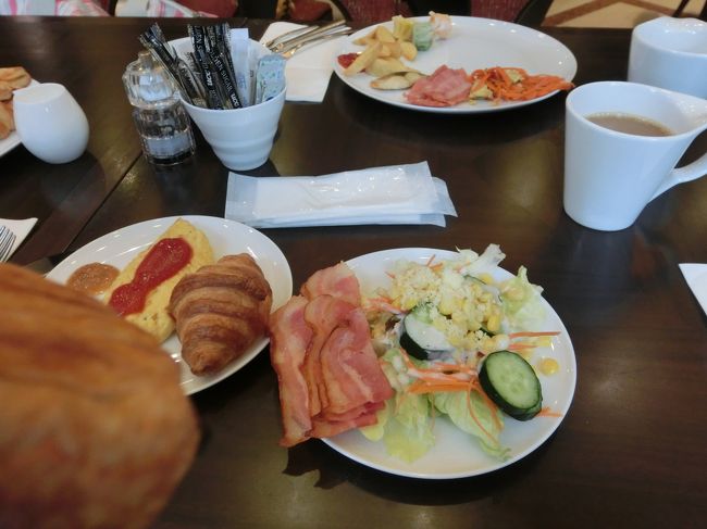 ダブルツリーでの朝食です。<br />たくさんのお客様がいたので、レストランは混んでいましたが、<br />待つことなく席には案内してもらえました。<br />問題もなく、おいしかったです。