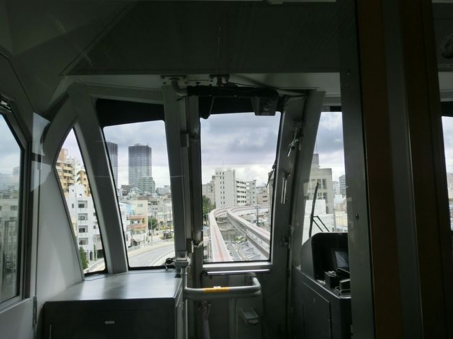 ホテルを出て、ゆいレールに乗って今度はおもろまちにある<br />免税店まで移動します。<br />