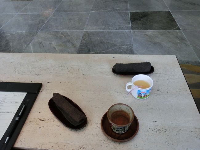 おしぼりに、お茶、こどもにはジュースを出してもらいました。<br />