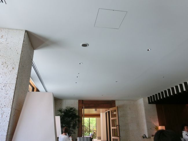 フロントは狭いです。<br />いくつか机があるだけで、ここでは待つお客さんすべてをさばききれないでしょうね。<br />どうするんでしょう。我が家が行った時は、混んでいなかったので良かったですが。