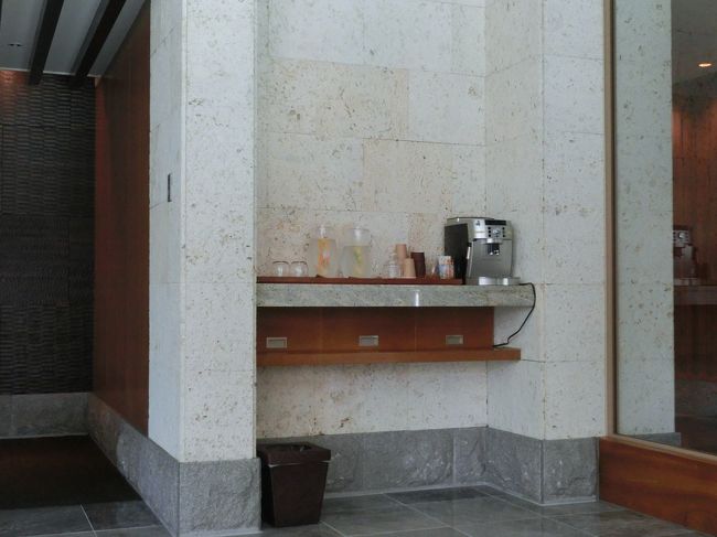 フロントの右端に、<br />うわさの、コーヒーとちょっとしたお菓子が置いてあるスペースがありました。<br />黒糖か、ちんすこうがいつもかわいらしいガラスの入れ物に入ってました。<br />どちらも食べましたが、おいしかったですよ。