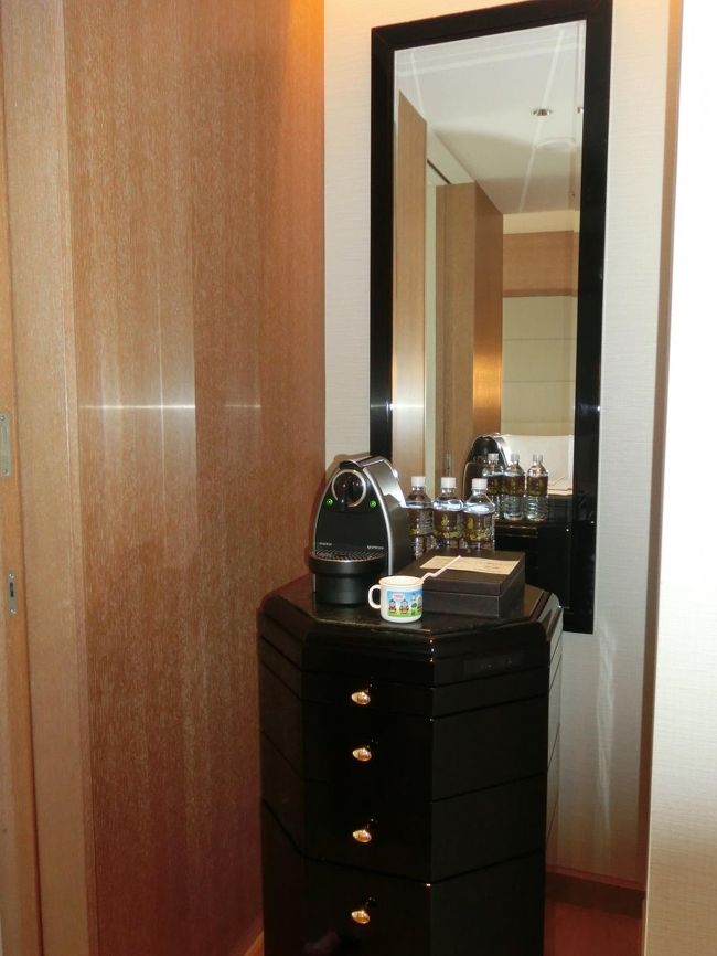 お部屋に入ってすぐに、鏡と、お水とコーヒーマシンがあります。<br />こちらでもネスプレッソのマシンがあり、<br />おかげで毎日美味しいコーヒーが飲めて嬉しかったです。