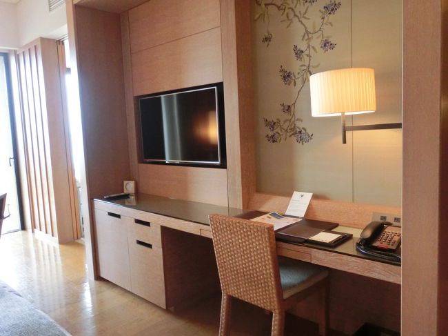 ベッドの反対側には、デスクとテレビ。