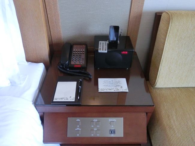 ベッドの横にあるナイトテーブル。<br />アイポッドがおいてあり、いろんな音楽が聴けました。