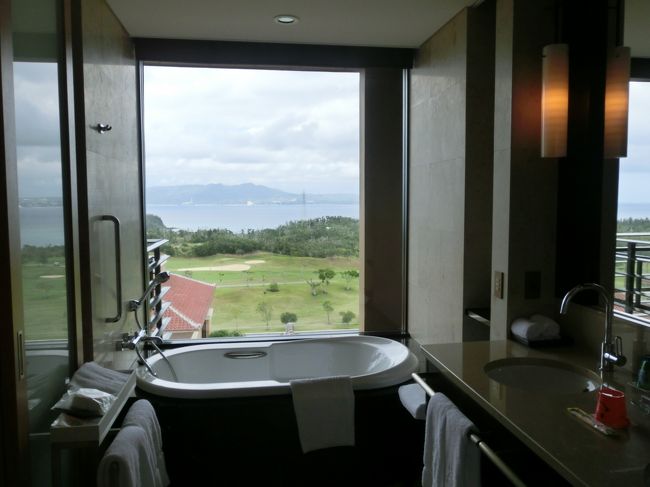 お風呂は、窓があり、明るくて開放的です。<br />でも、ゴルフ場から見えてしまうので、<br />入るときは開放はやめましょう。。<br />