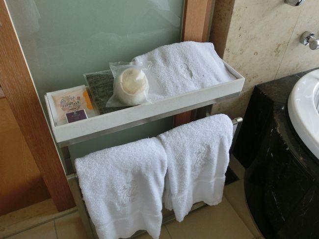 バスタブの隣には、<br />バスソルトやウォッシュタオルなど。<br />バスピローも。