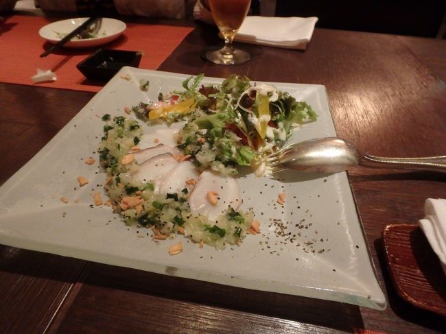 八時から　マエザトビーチでの星空ツアーに参加するので、一時間しか時間ない(・_・;)　軽く食べようにもレストランしかないから、とりあえず中華で！<br />お店の人に、時間ないけど大丈夫なものだけ・・・と相談したら、快く、急ぎますから大丈夫！と　テキパキ対応して下さいました　感謝！<br /><br />ゴーヤの入ったカルパッチョ