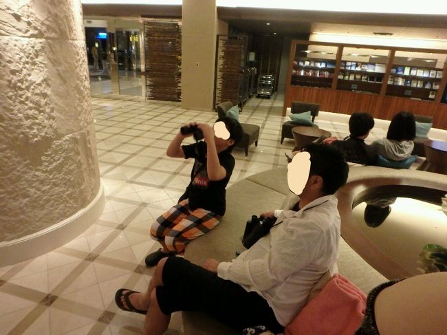 息子くんの天体のお勉強になればと「星空ツアー」<br />これはロビー集合の時<br />この後、皆でマエザトビーチに向かいます<br />ビーチベッドにバスタオルを敷いて、毛布をかけて、説明を聞きながら星を見ます。曇りで満天の星空とはいかなかったけど、まあ良い経験でした。<br />南十字星の一番上の星が、かろうじて見えたのと、人工衛星の光が見えたのが良かった！