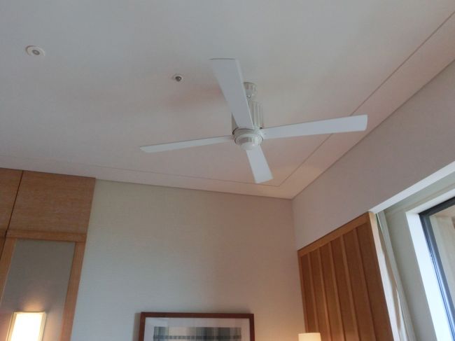 お部屋の天井にはファンもついていて、<br />リゾートだなぁって気分になります。