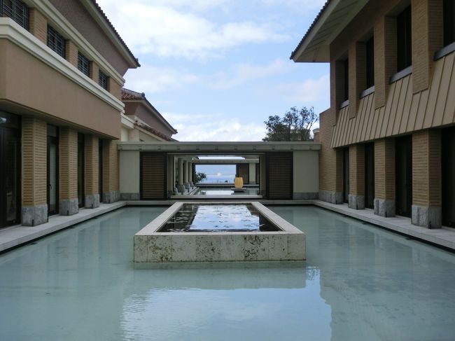 エレベーターホールから、フロントを通らないと正面玄関には行けません。<br />この景色は、沖縄リッツの広告でよく見る写真ですね。