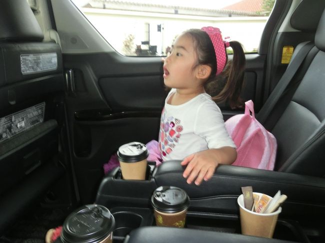 フロントでコーヒーをもらい、<br />ホテルの車に乗せてもらって、<br />ビーチへ連れて行ってもらいます。