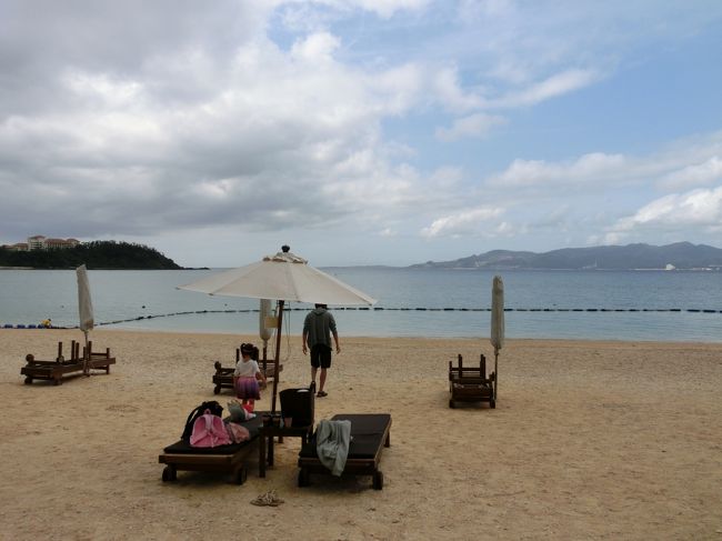 ちょっと曇りでしたが、<br />足だけでも入れるので、ビーチに行ってみましょう。