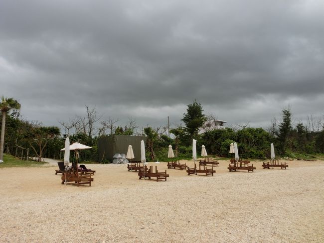 リッツのお客様用の、パラソル。<br />貝殻をひろったり、砂遊びをしったり、足だけ海に入ってあそびました。<br />ホテルの携帯電話の持たせてくれるので、<br />それを使って、お迎えの電話をすると、迎えに来てくれます。<br />なんて便利〜♪<br />こういうのも、すべて無料です。