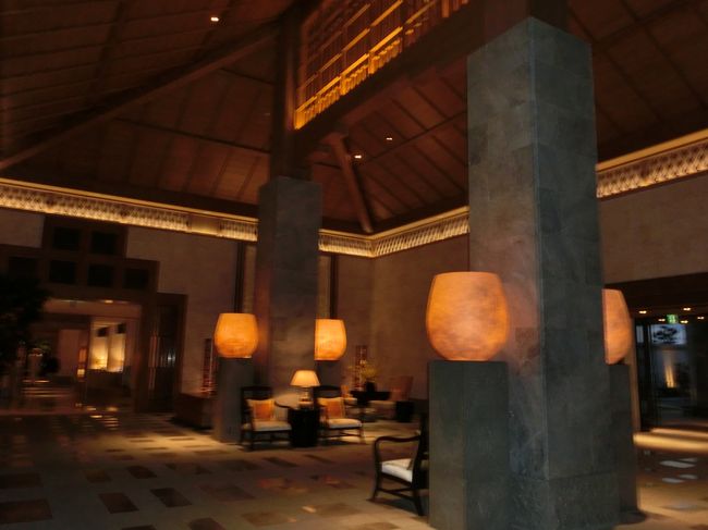 昼間、写真に撮っていなかった正面玄関の入ったところです。<br />ソファなどがあり、車を頼む時はここで頼みます。