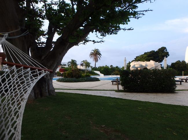 プールのある庭のハンモック　<br />からのプール<br /><br />散歩がてら昨日のコンビニ行って　朝ごはんを調達しましょ