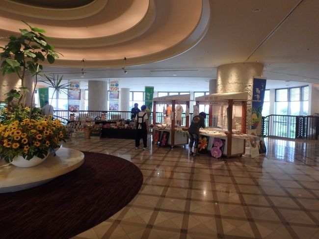 コンビニから帰ってきたら、ロビーで朝市の準備してました