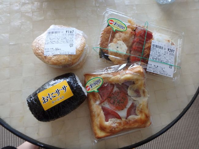 噂通り、「ＣＯＣＯ！」では美味しそうな手作りお惣菜が、朝から並んでいました♪（昨夜は無かった）<br />朝は食べない派のパパの分を見込んでは、ちょっと買い過ぎか(・_・;)<br />だってどれも美味しそうだったんだもん〜<br /><br />結果はこれらがランチにもなってしまいました。<br />ビーチハウスはお一人でやっているのか、待っている人がいっぱいで、頼めなかった。時間がもったいないもん〜