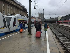München中央駅へ到着。
スーツケースを抱えての移動でもあり、S-Bahn側の中央駅からだと階段を登り降りするのがたいへんでもあったので、DB側の中央駅に向かう電車を待っていたら、30分近くも時間をロス…。
※乗るつもりだったICEに1本遅れてしまいました…