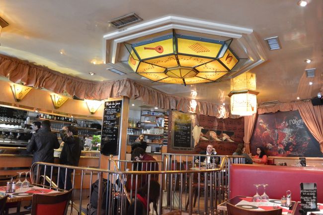 店内。<br /><br />地下に行くお客さんもいたので<br />かなり広そうなお店。