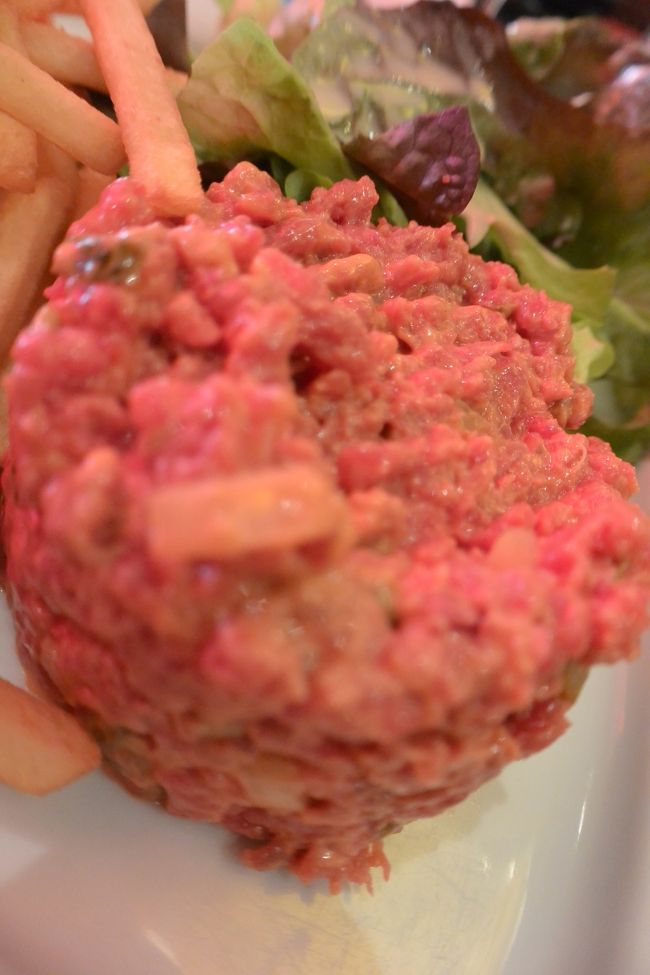 生の牛肉にみじん切りした玉ねぎなど<br />入ってて、ケッパーが効いてます！<br /><br />こんなに生肉食べれるかなって思ったけど<br />いけました(^^)