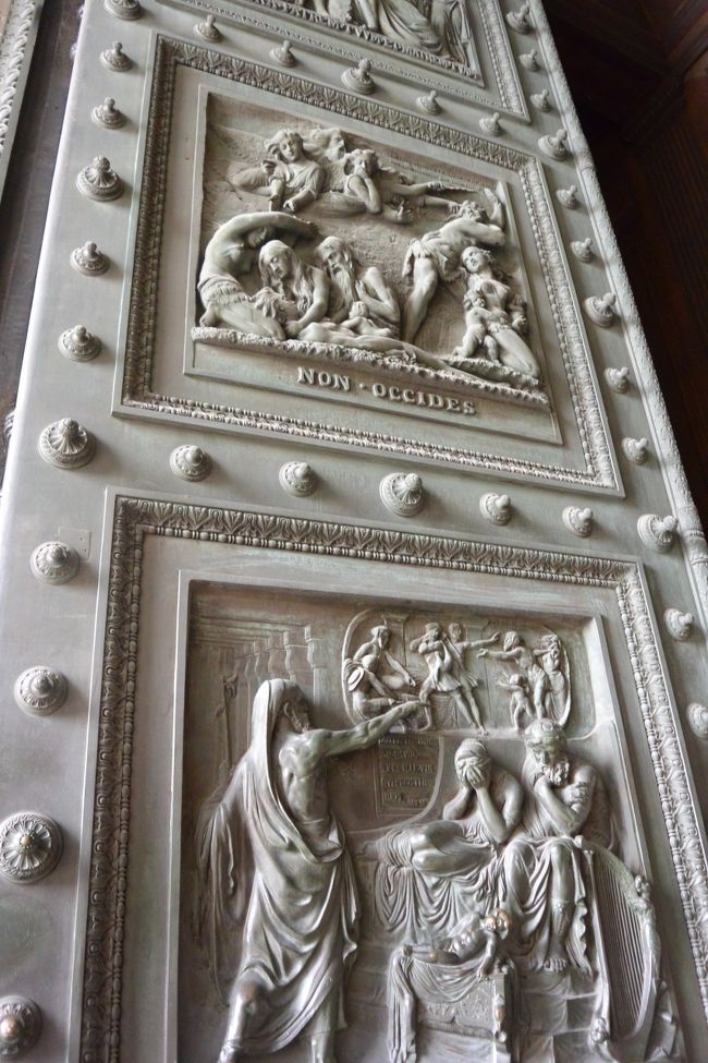 入口門のレリーフも細かく<br />目を奪われます。