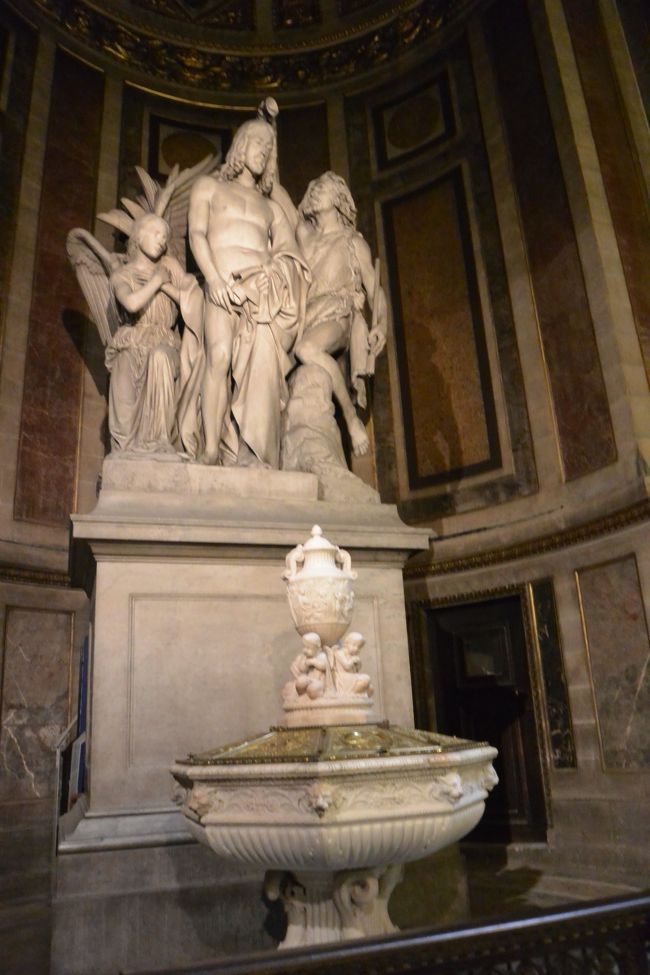 こちらにもたくましい男性像、<br />「キリストの洗礼』」像。