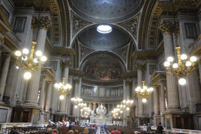 教会内部。<br />壮厳な雰囲気です。