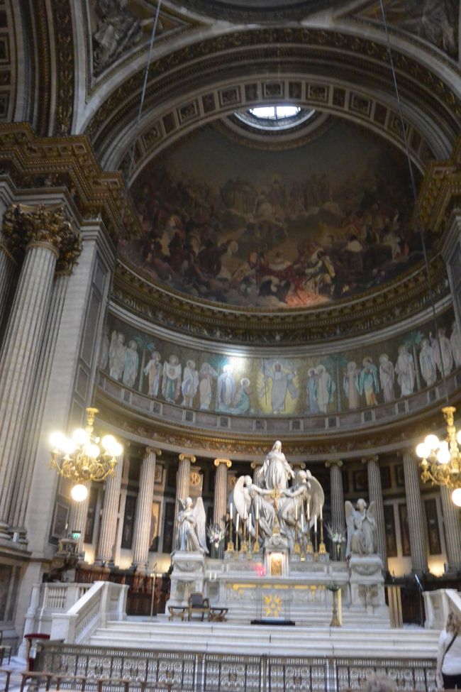 主祭壇の「聖マグダラのマリアの歓喜」という有名な像。