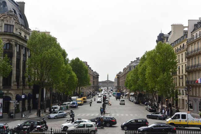 マドレーヌ寺院の入り口階段から見たコンコルド広場。<br />その後ろにはブルボン宮が見えます。