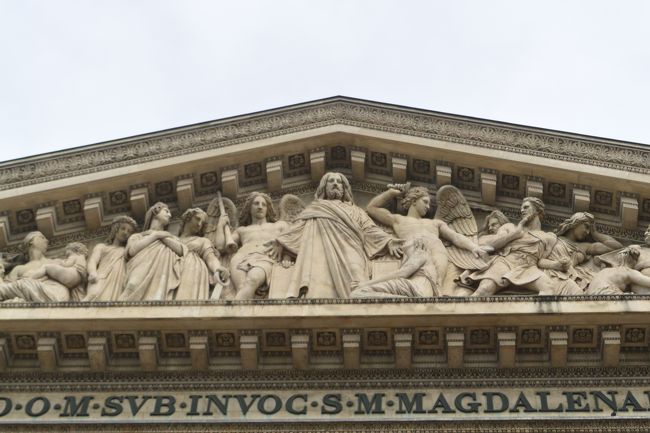 凛々しい男性像が並んでます