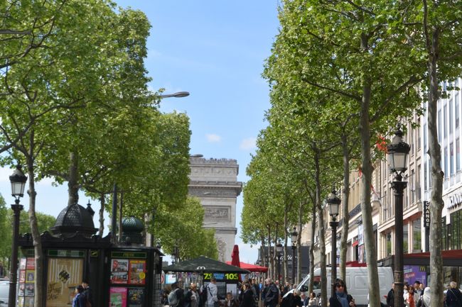 木の合間から凱旋門が〜〜〜<br /><br />シャンゼリゼ通りの緑が美しくて<br />通りを一層華やかに演出してるわ〜(^-^)