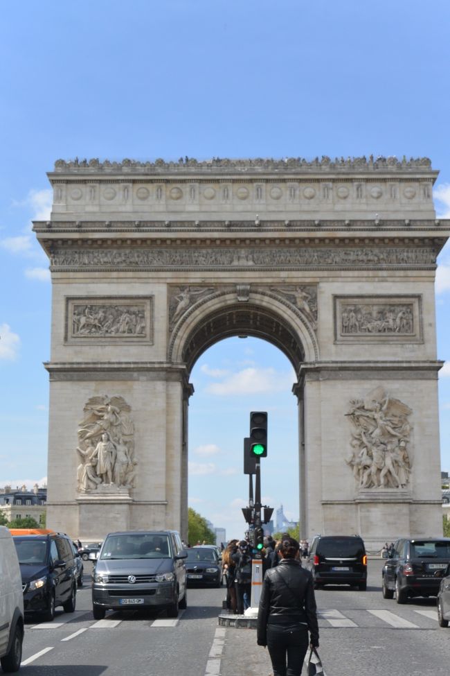 また凱旋門（笑）<br /><br />アレ！？<br />朝はフランス国旗があったのになくなってる〜！<br /><br />