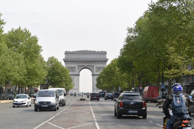 凱旋門を通り過ぎ