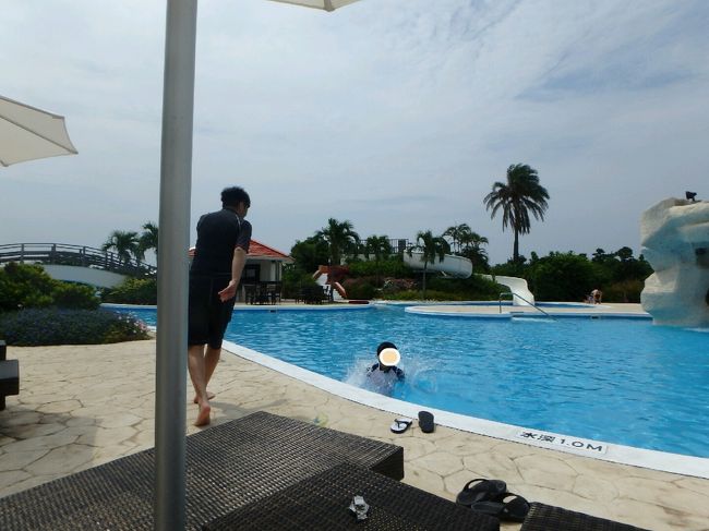 気を取り直して<br />プールに行ってみよう！<br />だ〜れも泳いでないよう<br />水温、冷たいね・・・<br /><br />押すなよ、押すなよｗ　ザッブ〜ン！！！<br /><br />入っちゃえば何とかなる？