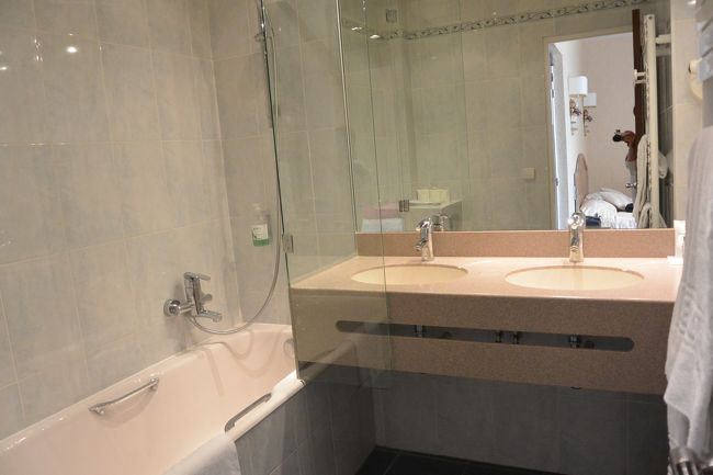 バスタブも広くてゆっくり入れます。<br />シンクはダブルシンクで広々。