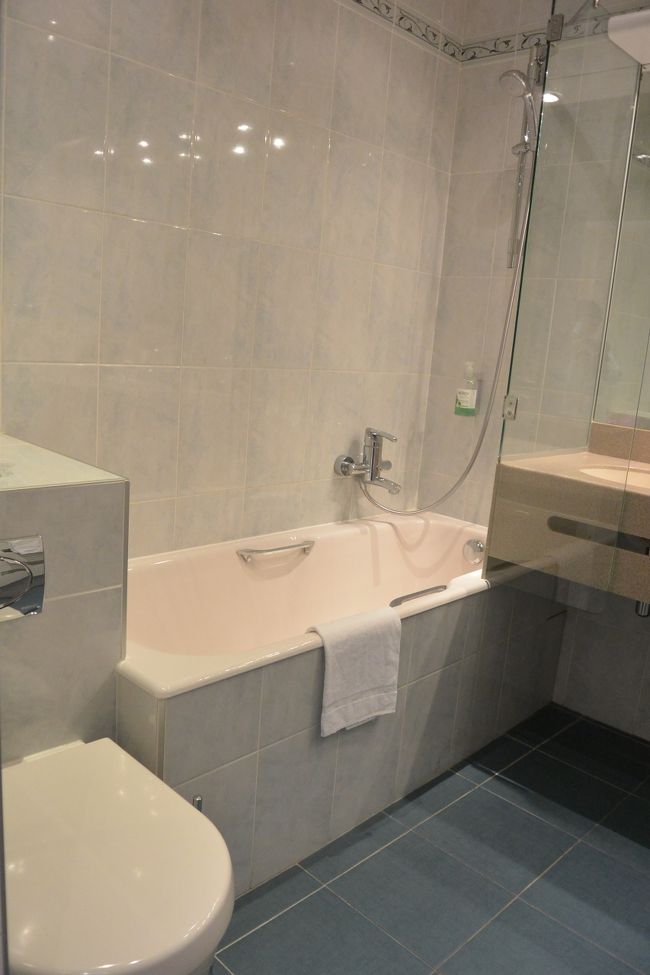 おトイレ。<br />このおトイレはトイレットぺーパーを<br />後ろから取る感じでちょっと不便だった〜