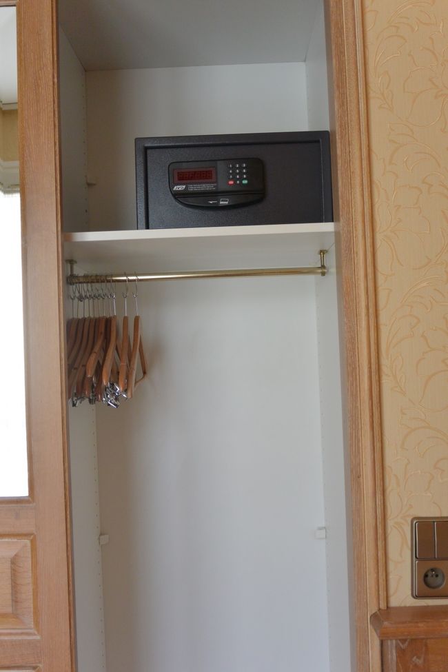 クローゼット内にセーフティボックスあり。<br />しかし冷蔵庫はなかったです。