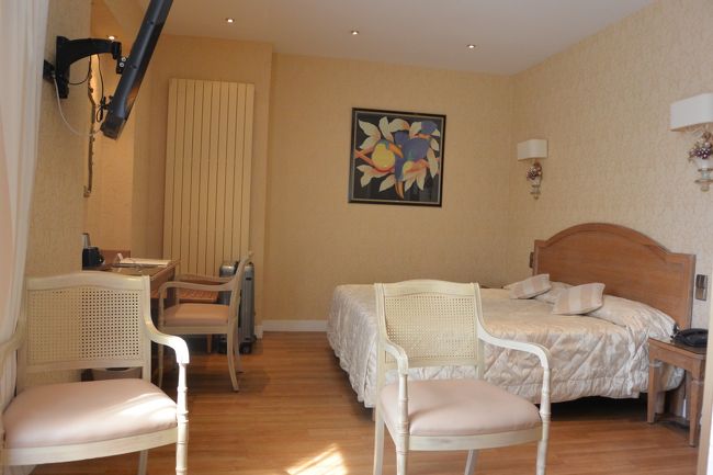 ソファー側から見たお部屋。<br /><br />超シンプルだね！<br /><br />凱旋門近く、Ｗｉ−Ｆｉフリーで<br />検索した結果、ここがお手頃価格でした！