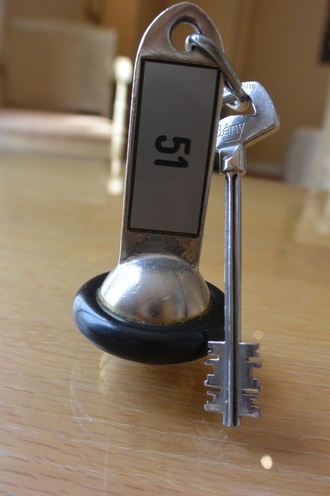 鍵は昔ながらの回して閉めるタイプで<br />オートではないです。<br /><br />