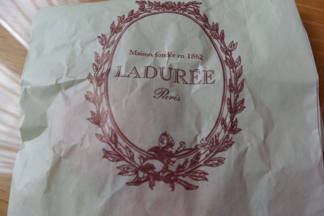 朝買ったラデュレのマカロンが
